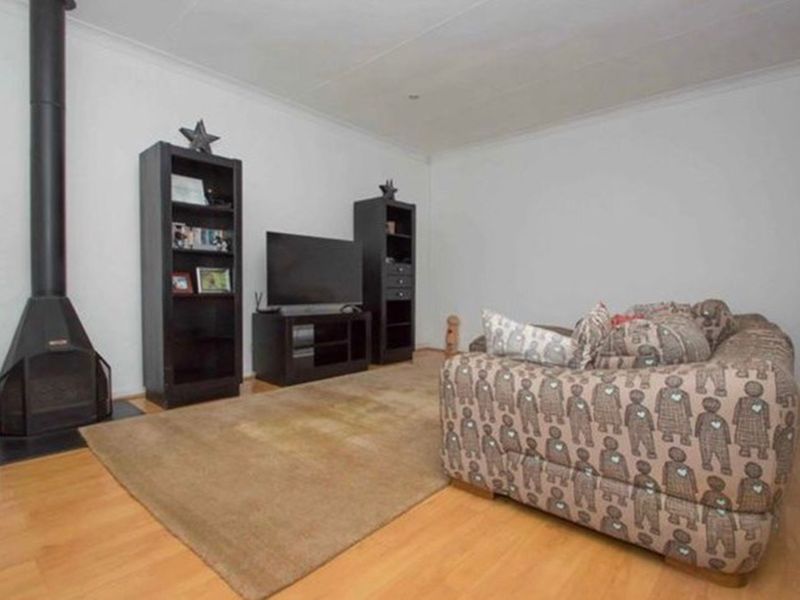 Spacious 3 Bedroom House for sale in Wilro Park - Photo 3