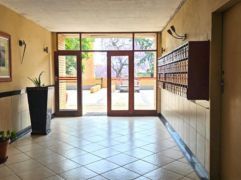 2 Bed 1 Garage Apartment For Sale in Sunnyside, Pretoria - Photo 3