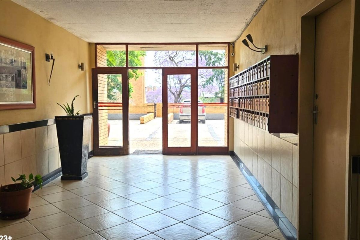 2 Bed 1 Garage Apartment For Sale in Sunnyside, Pretoria - Photo 3