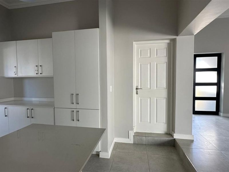 3 Bedroom House For Sale in Paarl South, Paarl - Photo 8