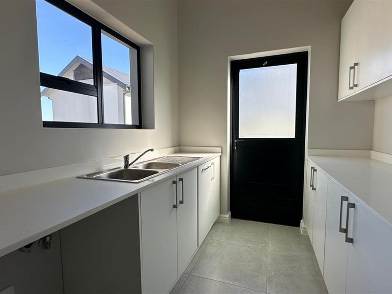 3 Bedroom House For Sale in Paarl South, Paarl - Photo 9