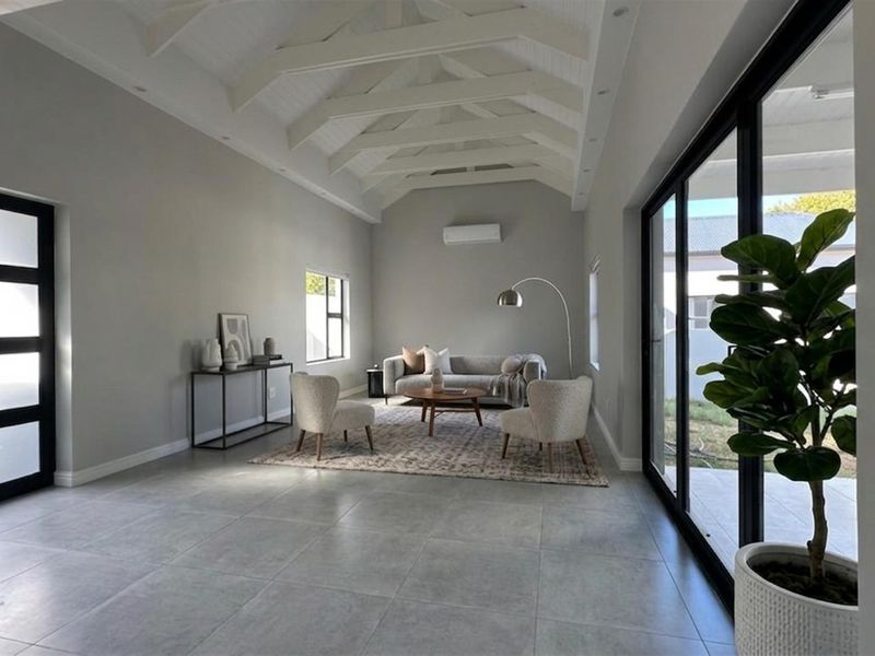 3 Bedroom House For Sale in Paarl South, Paarl - Photo 2