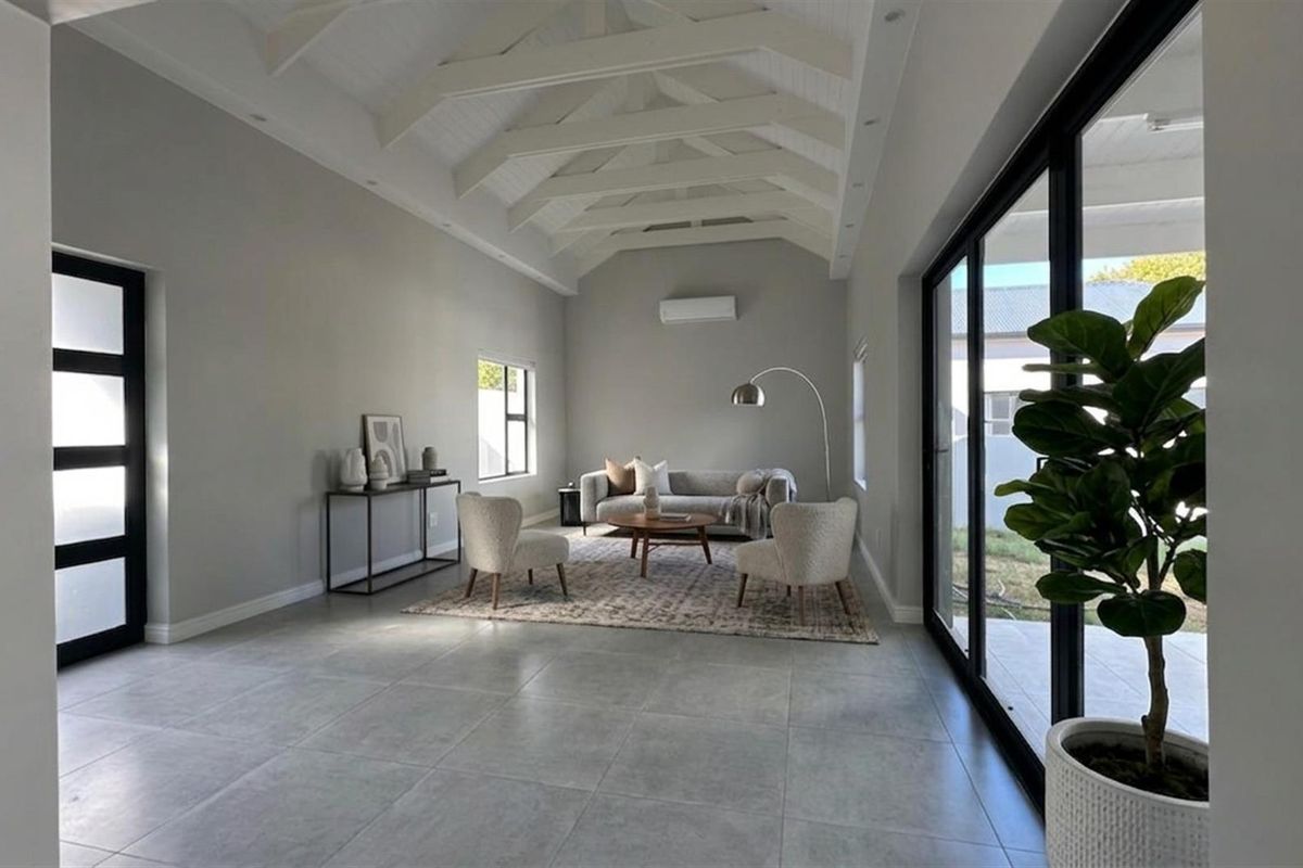 3 Bedroom House For Sale in Paarl South, Paarl - Photo 2