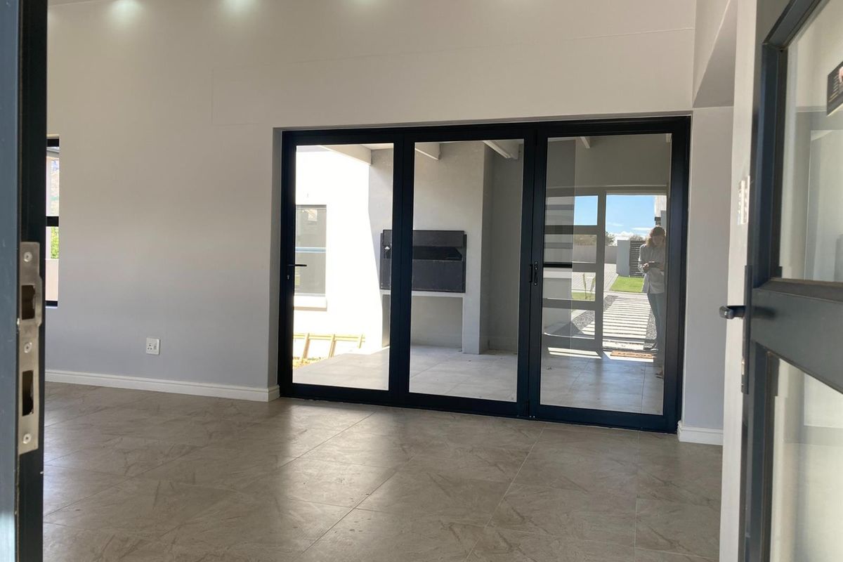 3 Bedroom House For Sale in Paarl South, Paarl - Photo 4