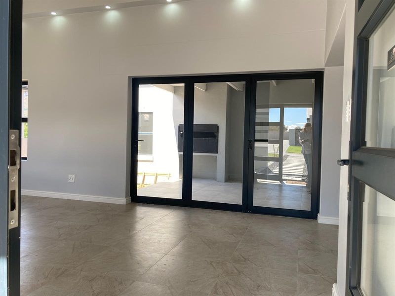 3 Bedroom House For Sale in Paarl South, Paarl - Photo 4