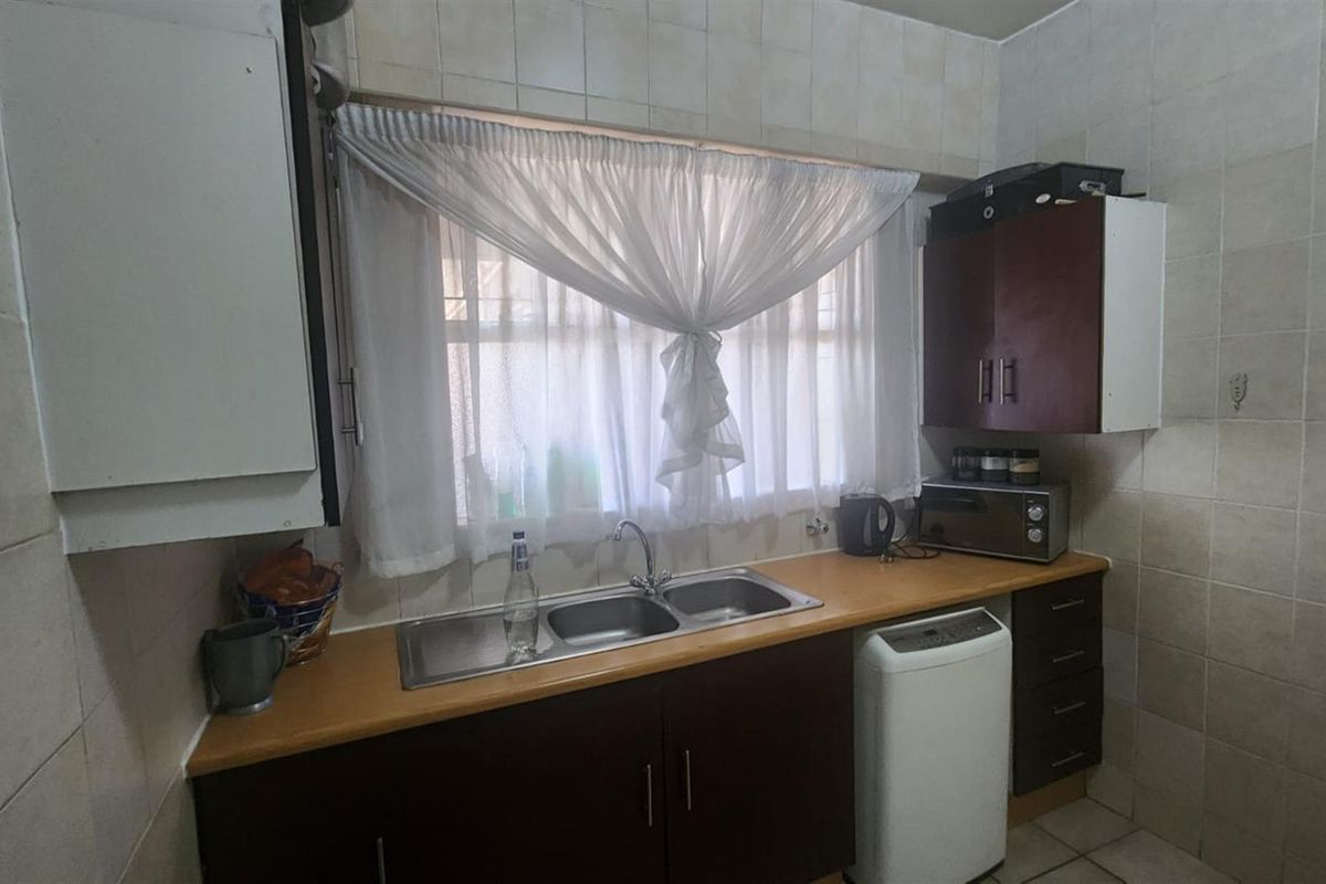 2 bedroom unit for sale, in Springs Central - Photo 2