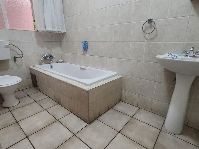 2 bedroom unit for sale, in Springs Central - Photo 3