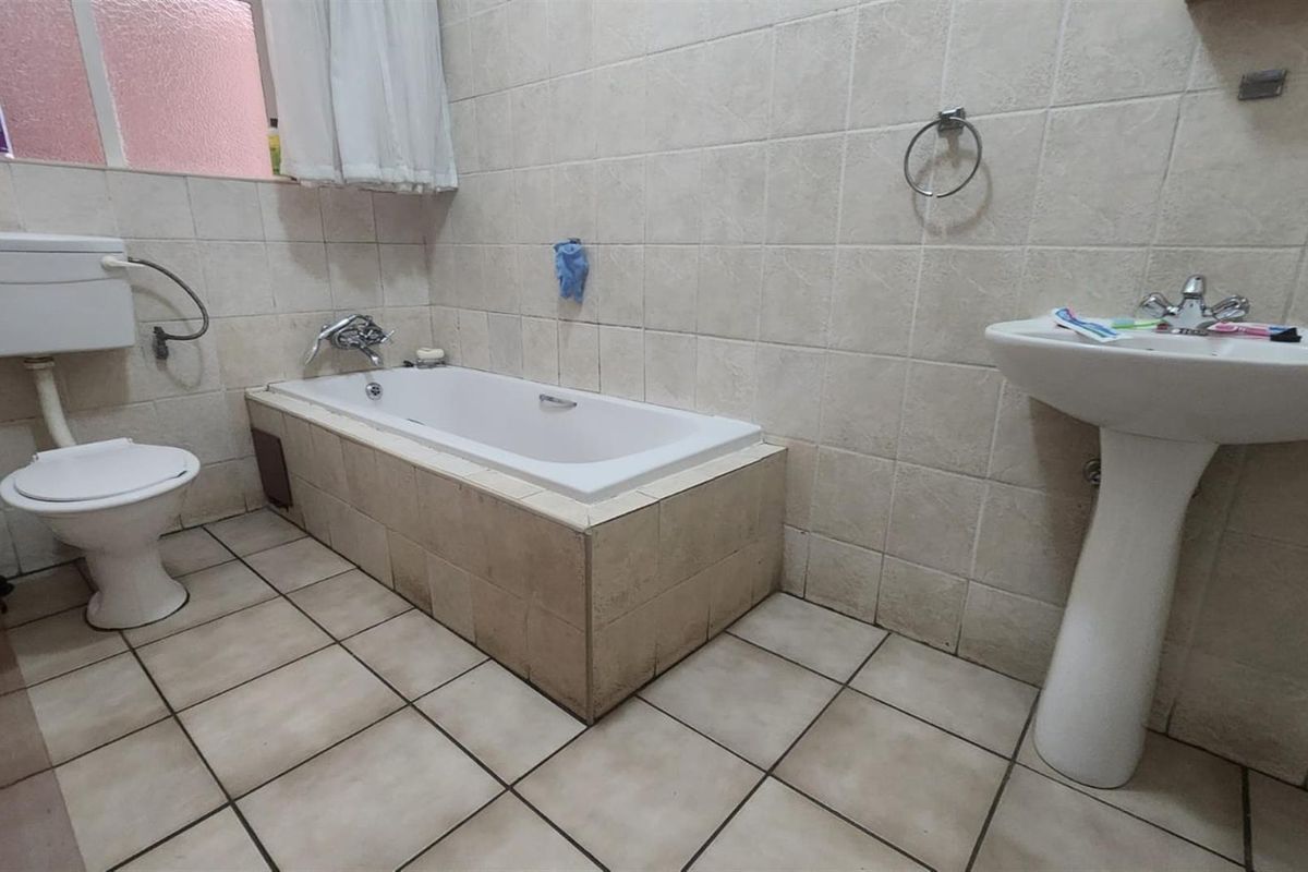 2 bedroom unit for sale, in Springs Central - Photo 3