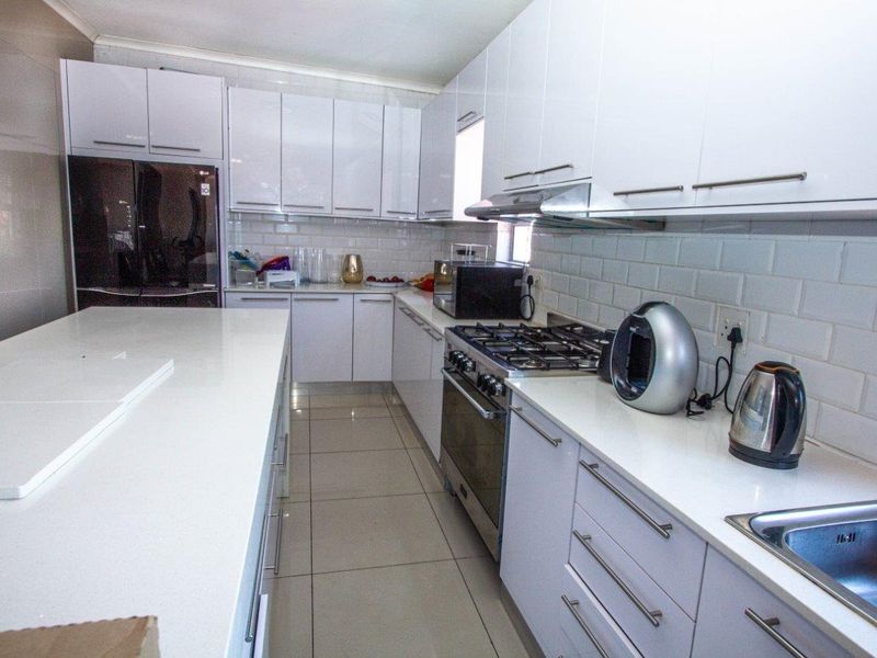 House For Sale in Table View, Blouberg - Photo 3