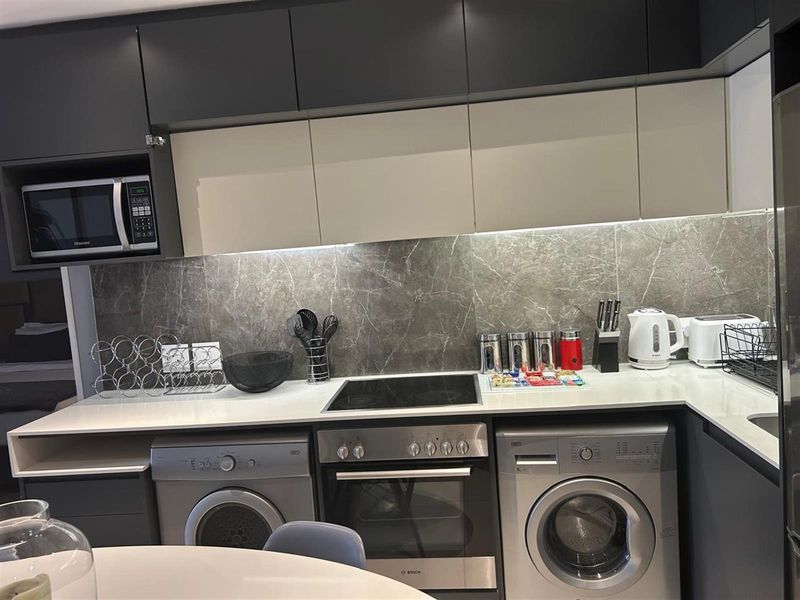 “Luxury 2 Bed / 2 Bath Apartment For Rent - Photo 9