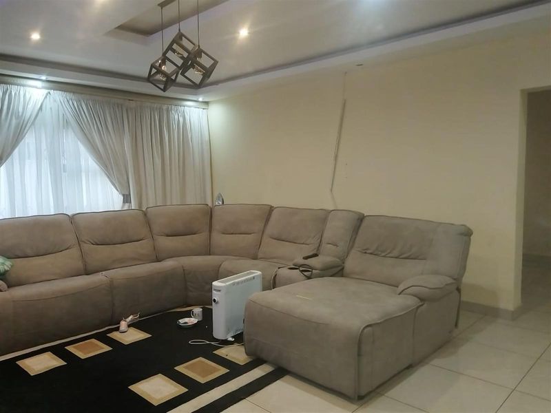 House For Sale in Model Park, Witbank - Photo 8