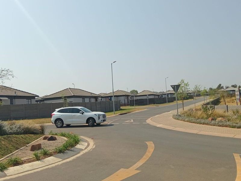 3 bedroom House For Sale in Glenway Estate, Pretoria - Photo 2