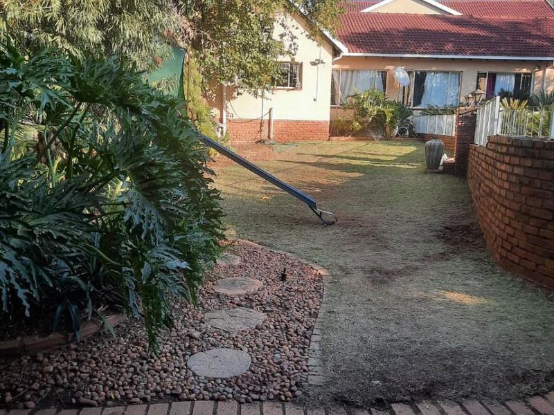 7 Bedroom House For Sale in Meyerspark, Pretoria - Photo 9