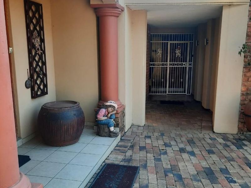 7 Bedroom House For Sale in Meyerspark, Pretoria - Photo 10