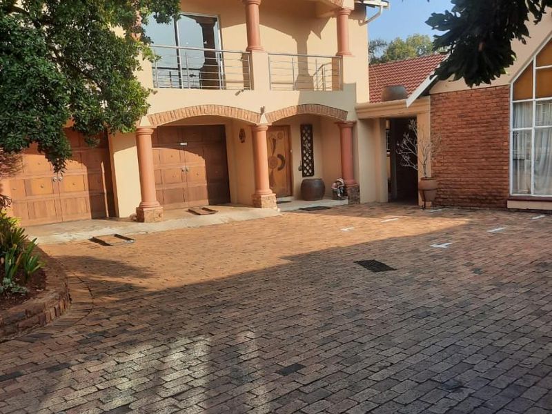 7 Bedroom House For Sale in Meyerspark, Pretoria - Photo 4