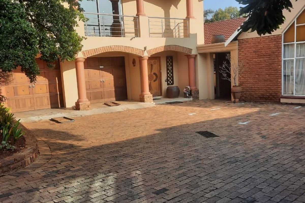 7 Bedroom House For Sale in Meyerspark, Pretoria - Photo 4