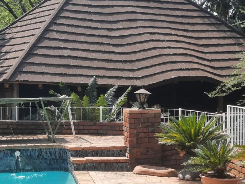 7 Bedroom House For Sale in Meyerspark, Pretoria - Photo 2