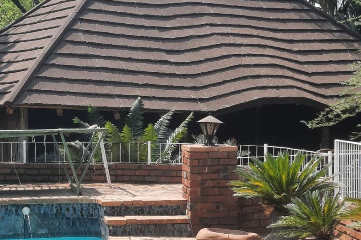 7 Bedroom House For Sale in Meyerspark, Pretoria - Photo 2
