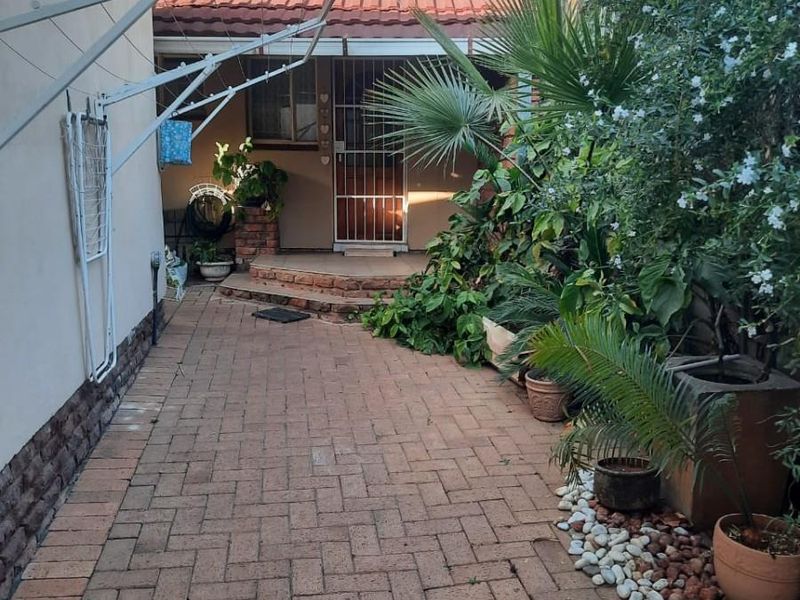 7 Bedroom House For Sale in Meyerspark, Pretoria - Photo 6