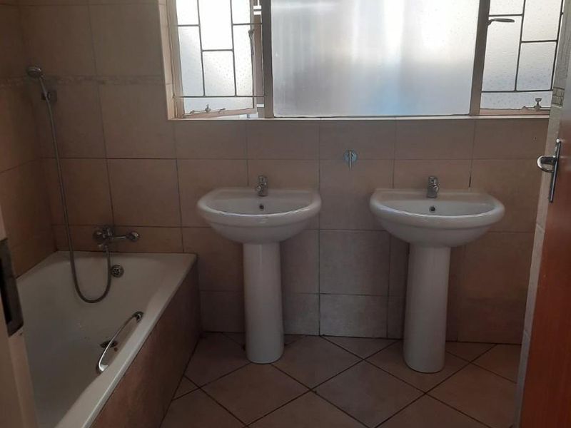 7 Bedroom House For Sale in Meyerspark, Pretoria - Photo 8