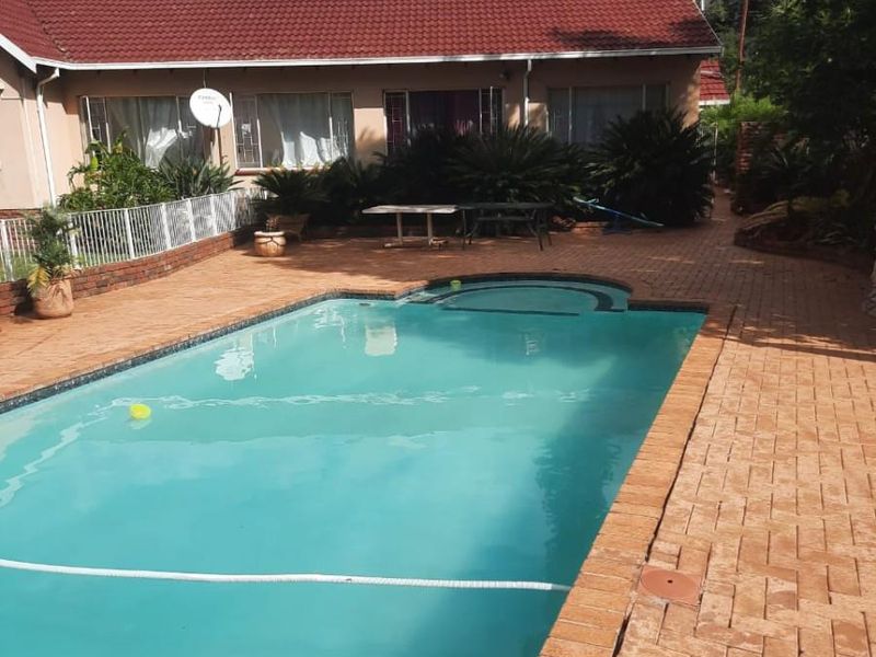 7 Bedroom House For Sale in Meyerspark, Pretoria - Photo 3