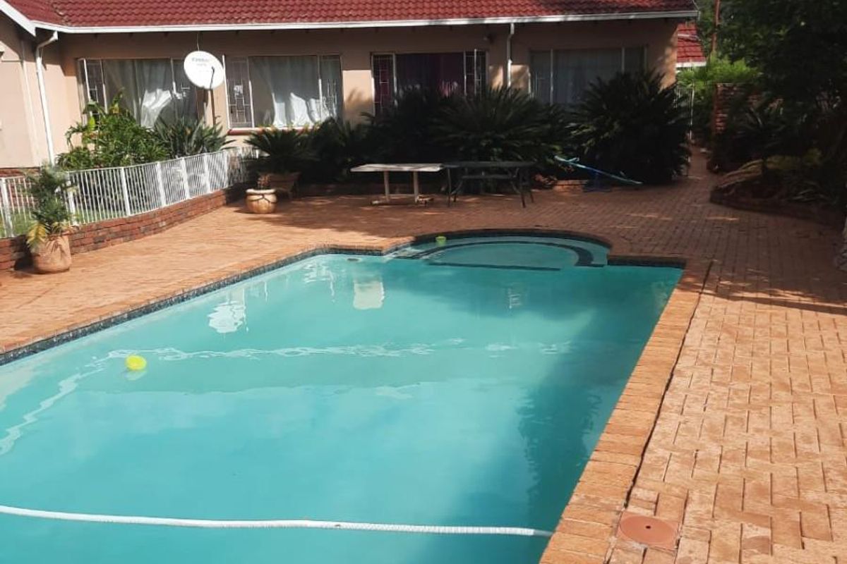 7 Bedroom House For Sale in Meyerspark, Pretoria - Photo 3