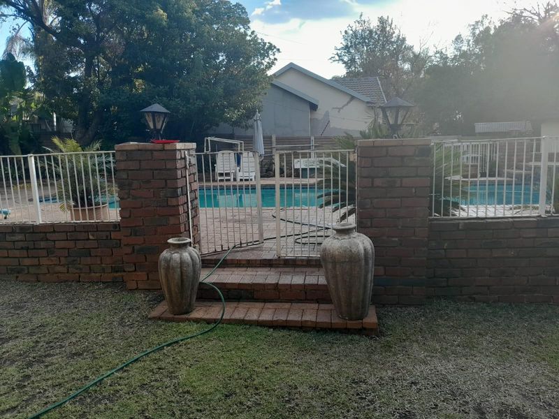 7 Bedroom House For Sale in Meyerspark, Pretoria - Photo 5