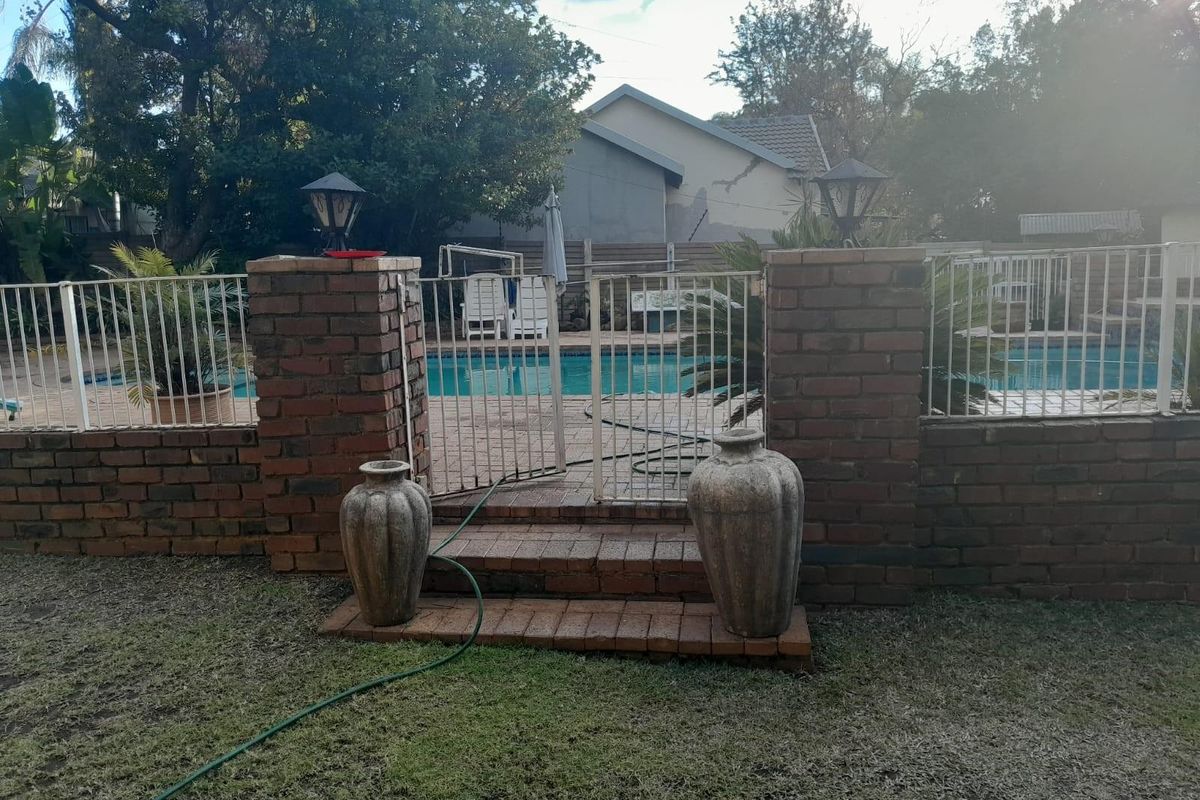 7 Bedroom House For Sale in Meyerspark, Pretoria - Photo 5