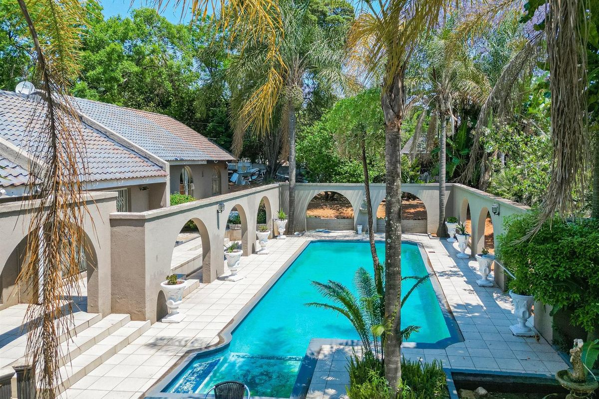 PRICE REDUCED TO SELL  Modern Elegance , Sophisticated Living in Robin Hills, Randburg - Photo 2