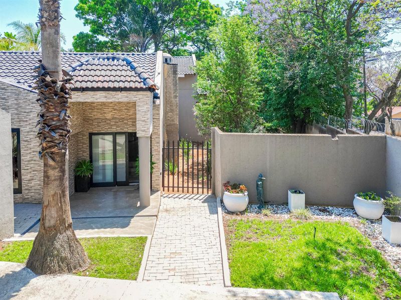 PRICE REDUCED TO SELL  Modern Elegance , Sophisticated Living in Robin Hills, Randburg - Photo 4