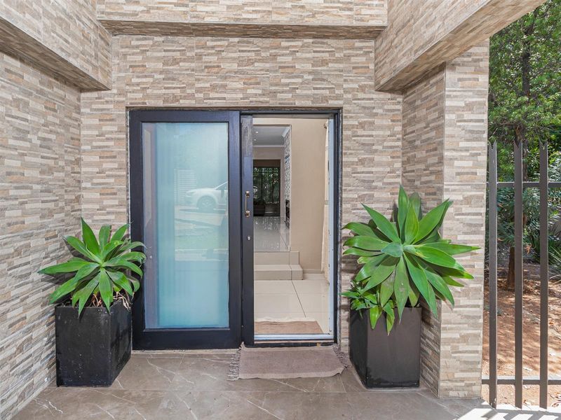 PRICE REDUCED TO SELL  Modern Elegance , Sophisticated Living in Robin Hills, Randburg - Photo 5