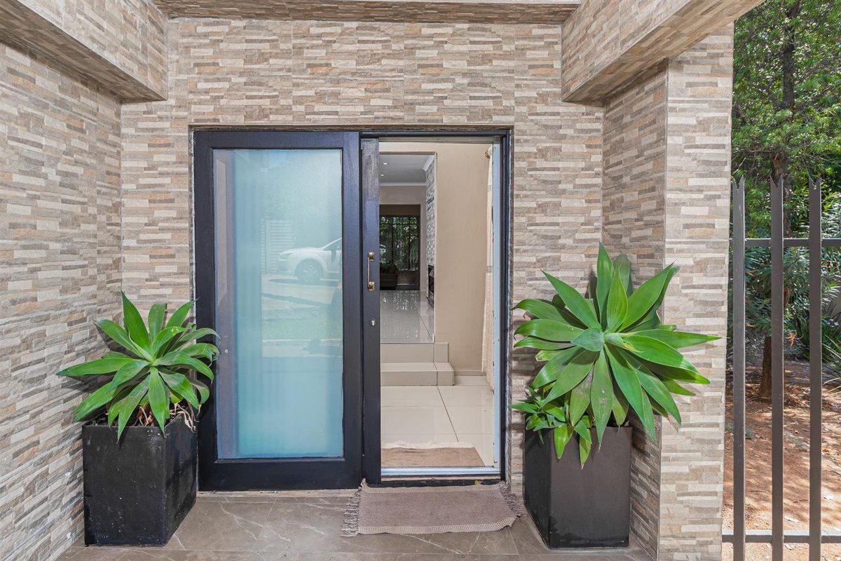 PRICE REDUCED TO SELL  Modern Elegance , Sophisticated Living in Robin Hills, Randburg - Photo 5