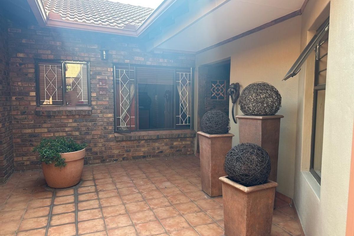 Timeless Elegance in the Heart of Aerorand - Photo 4