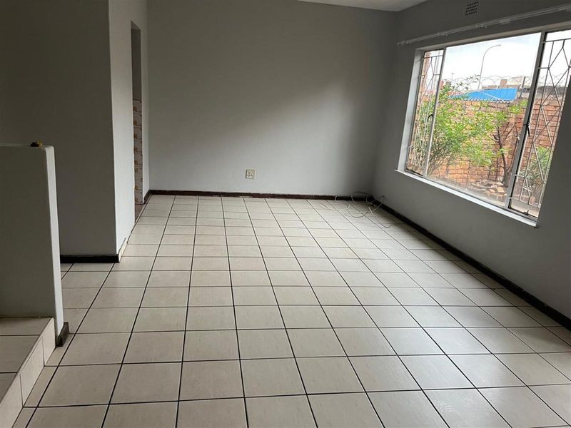 Newly Renovated 2-bedroom Duplex available for rent in Kempton Park secure and well maintained - Photo 10