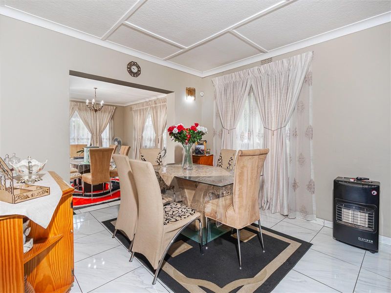 Refined Florida Park Living - 3 Bedroom Gem with Pool and Dual Living Options - Photo 9