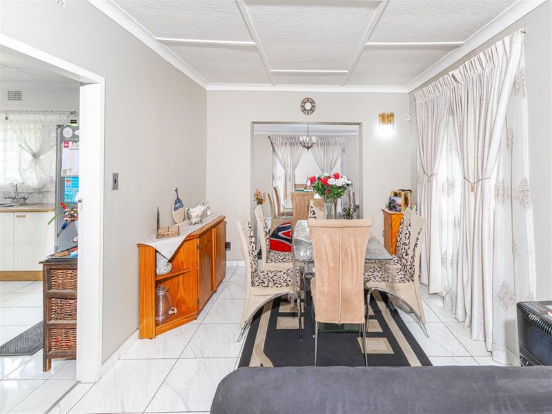 Refined Florida Park Living - 3 Bedroom Gem with Pool and Dual Living Options - Photo 8