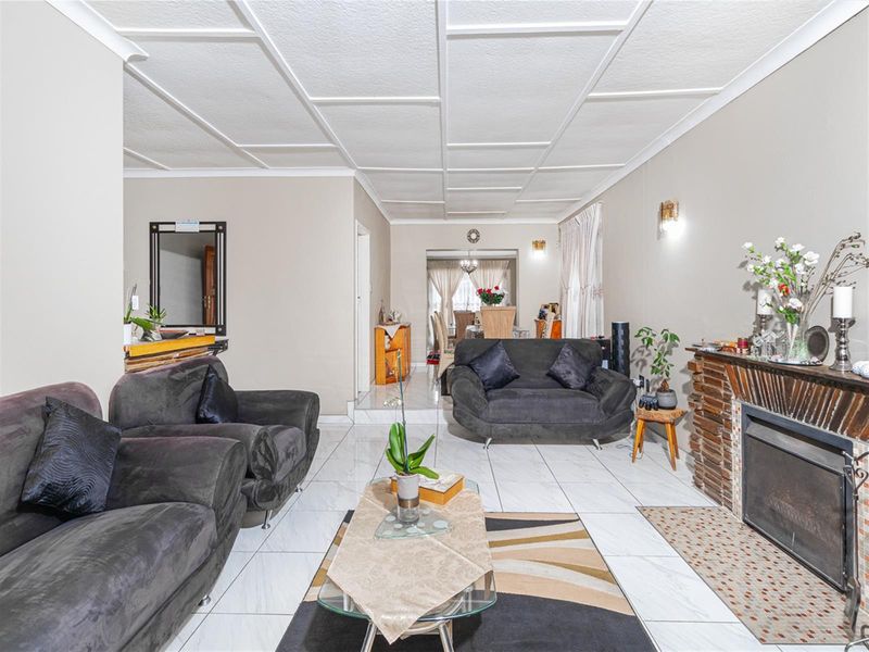 Refined Florida Park Living - 3 Bedroom Gem with Pool and Dual Living Options - Photo 7