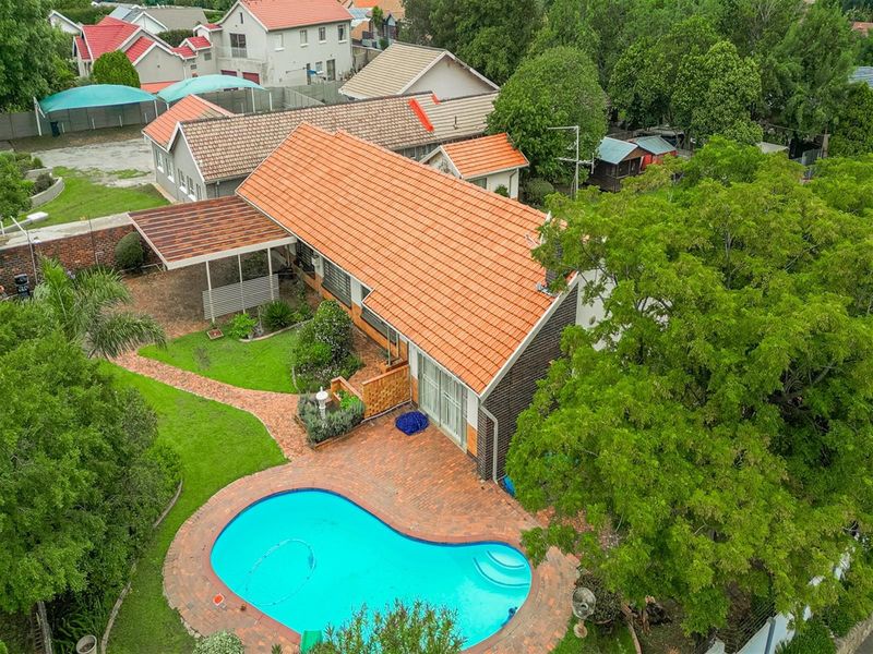 Refined Florida Park Living - 3 Bedroom Gem with Pool and Dual Living Options - Photo 2