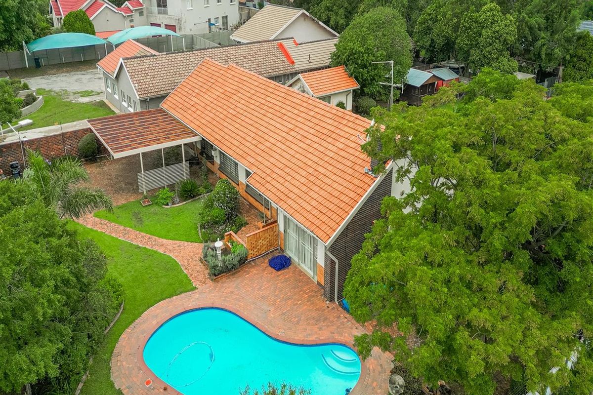 Refined Florida Park Living - 3 Bedroom Gem with Pool and Dual Living Options - Photo 2