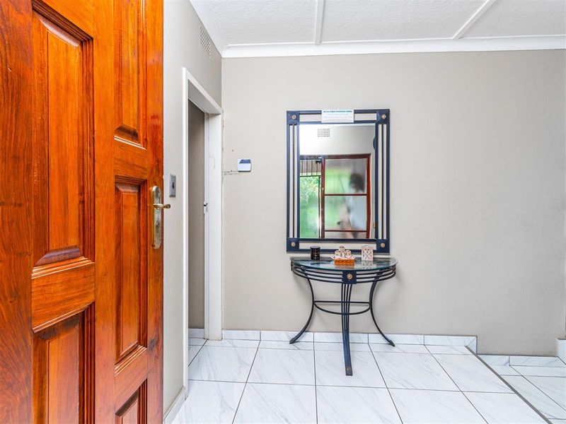 Refined Florida Park Living - 3 Bedroom Gem with Pool and Dual Living Options - Photo 3