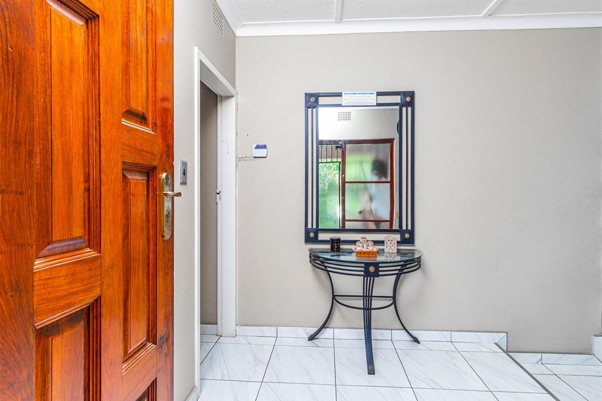 Refined Florida Park Living - 3 Bedroom Gem with Pool and Dual Living Options - Photo 3