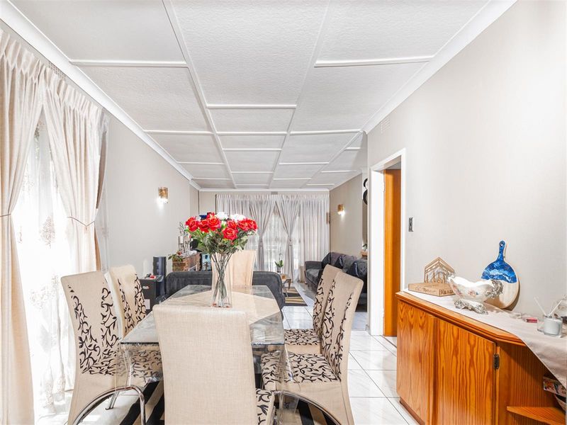 Refined Florida Park Living - 3 Bedroom Gem with Pool and Dual Living Options - Photo 10