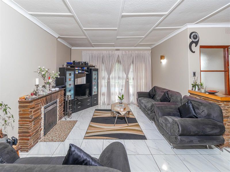 Refined Florida Park Living - 3 Bedroom Gem with Pool and Dual Living Options - Photo 6