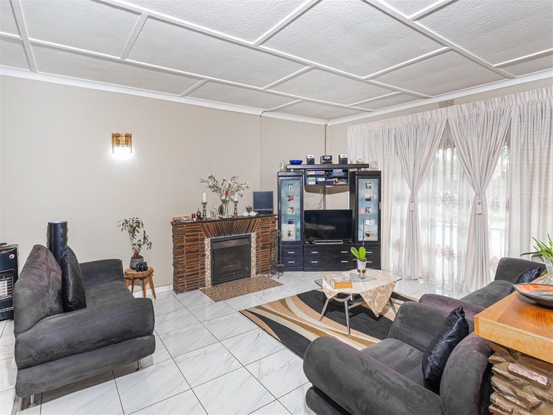 Refined Florida Park Living - 3 Bedroom Gem with Pool and Dual Living Options - Photo 5