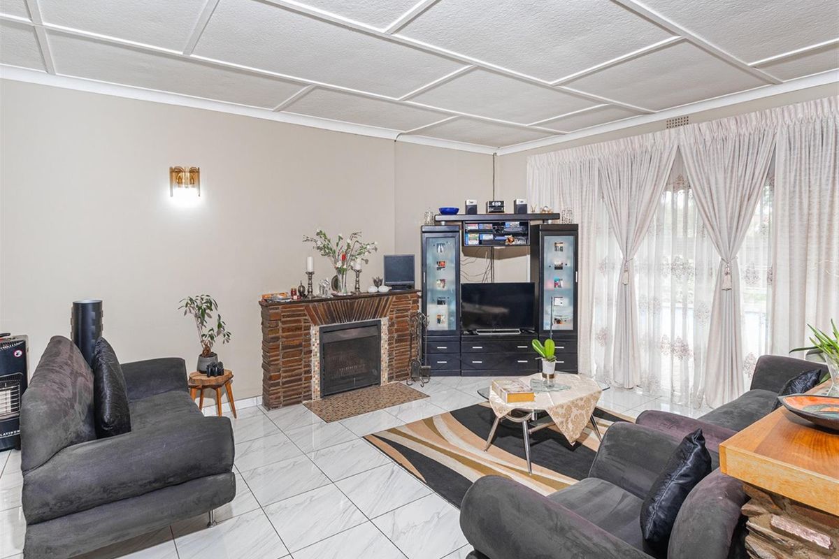 Refined Florida Park Living - 3 Bedroom Gem with Pool and Dual Living Options - Photo 5