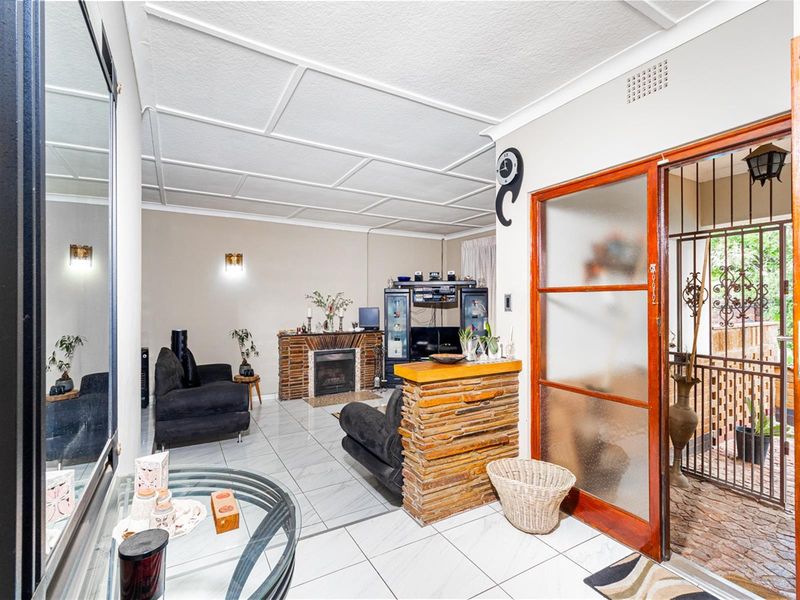 Refined Florida Park Living - 3 Bedroom Gem with Pool and Dual Living Options - Photo 4