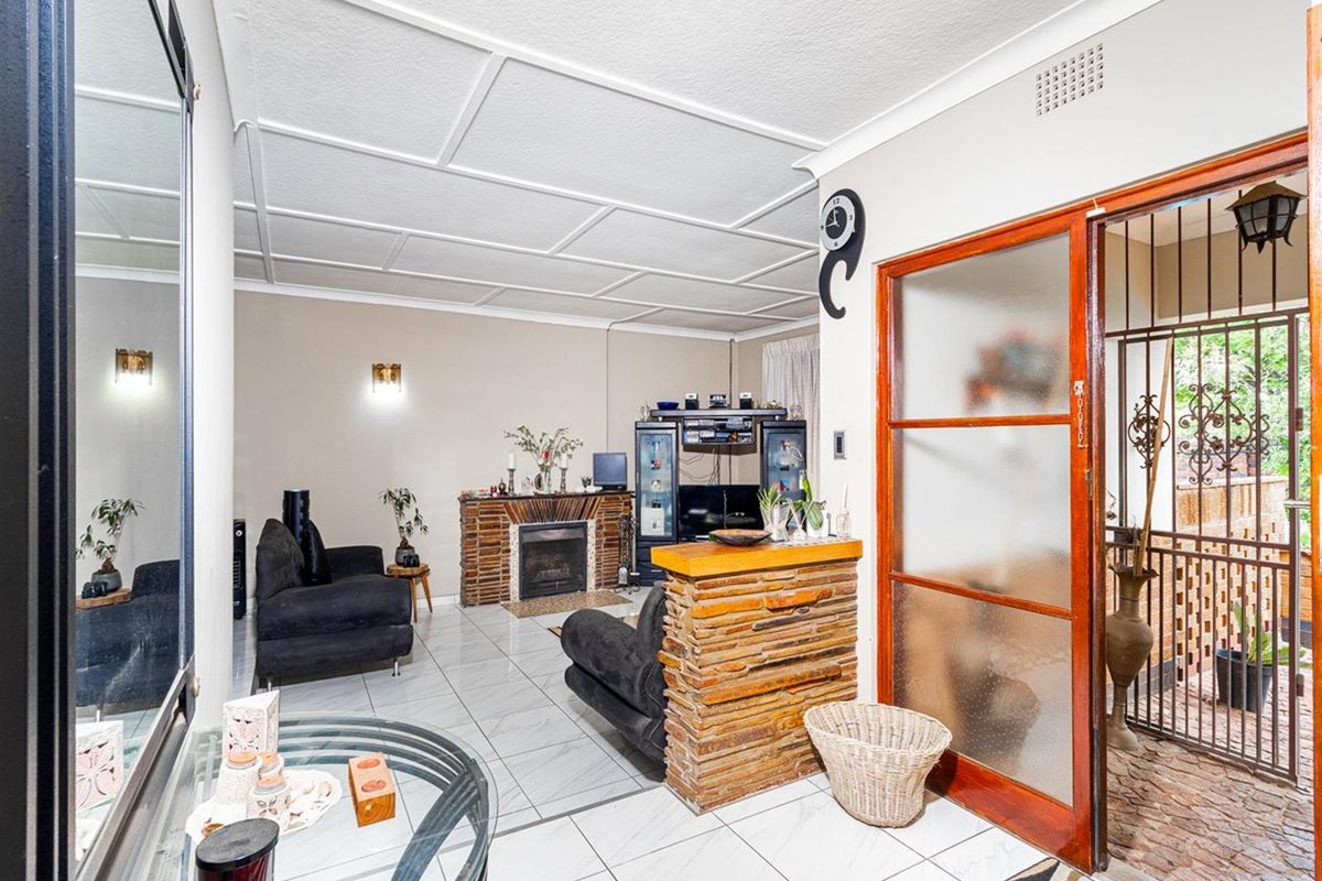 Refined Florida Park Living - 3 Bedroom Gem with Pool and Dual Living Options - Photo 4