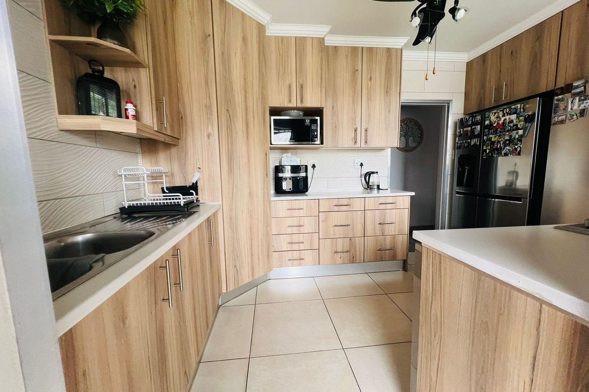 Charming 4-Bedroom Home for Sale in Sasolburg Central - Photo 5