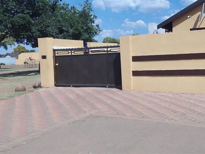 2 Bedroom House For Sale in Protea Glen, Soweto - Photo 1