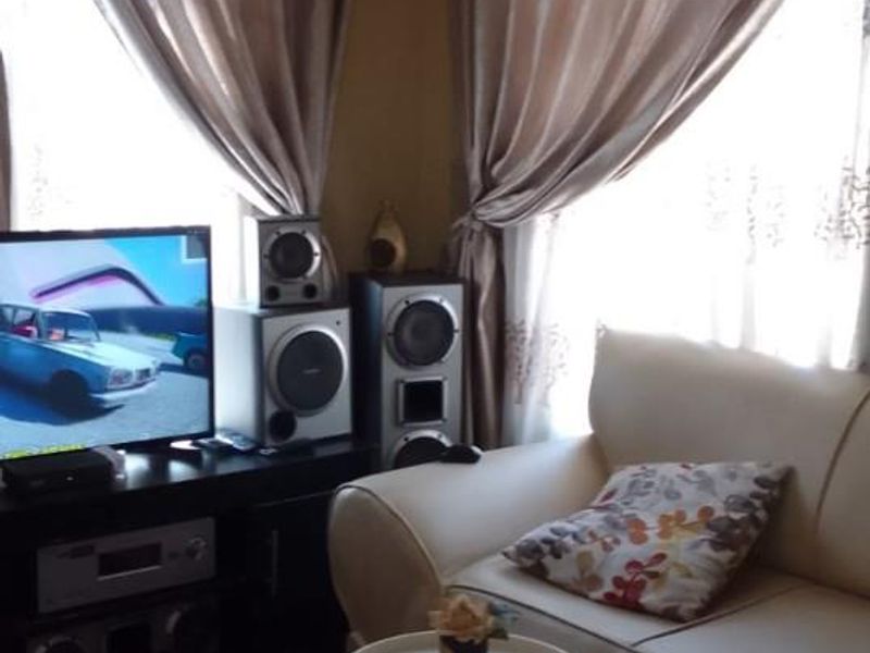 2 Bedroom House For Sale in Protea Glen, Soweto - Photo 6